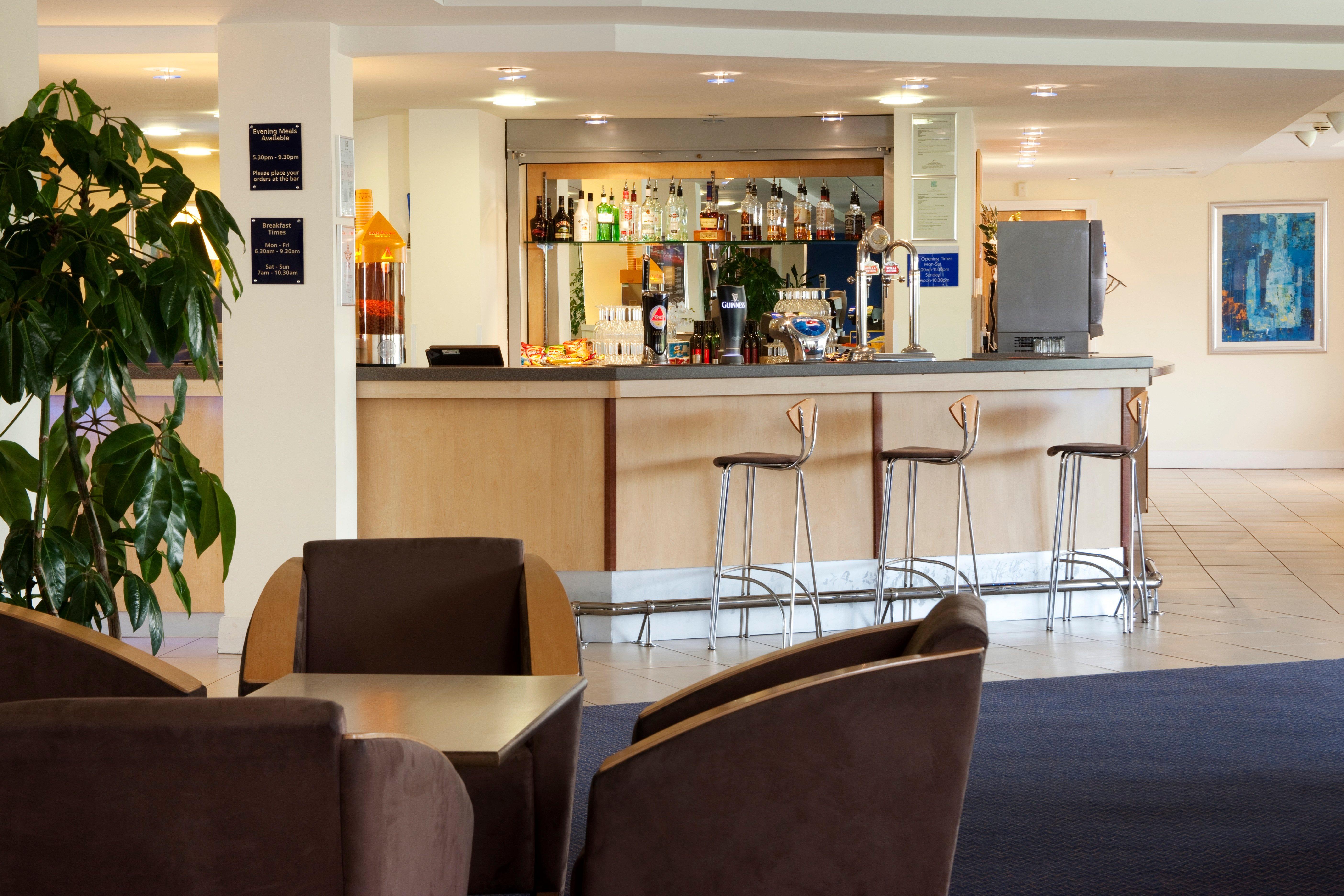 Holiday Inn Express Cardiff Airport, An Ihg Hotel Esterno foto