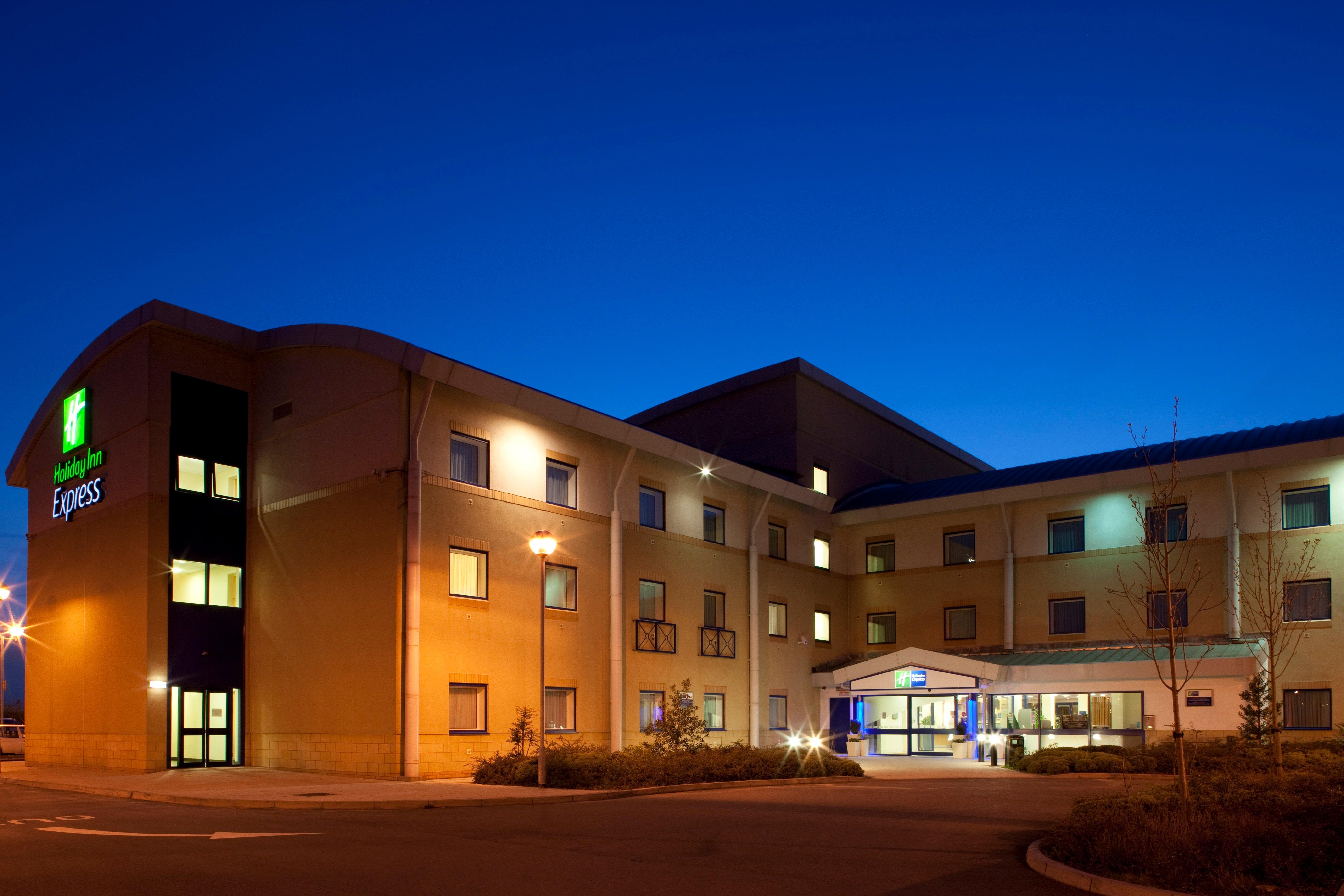 Holiday Inn Express Cardiff Airport, An Ihg Hotel Esterno foto