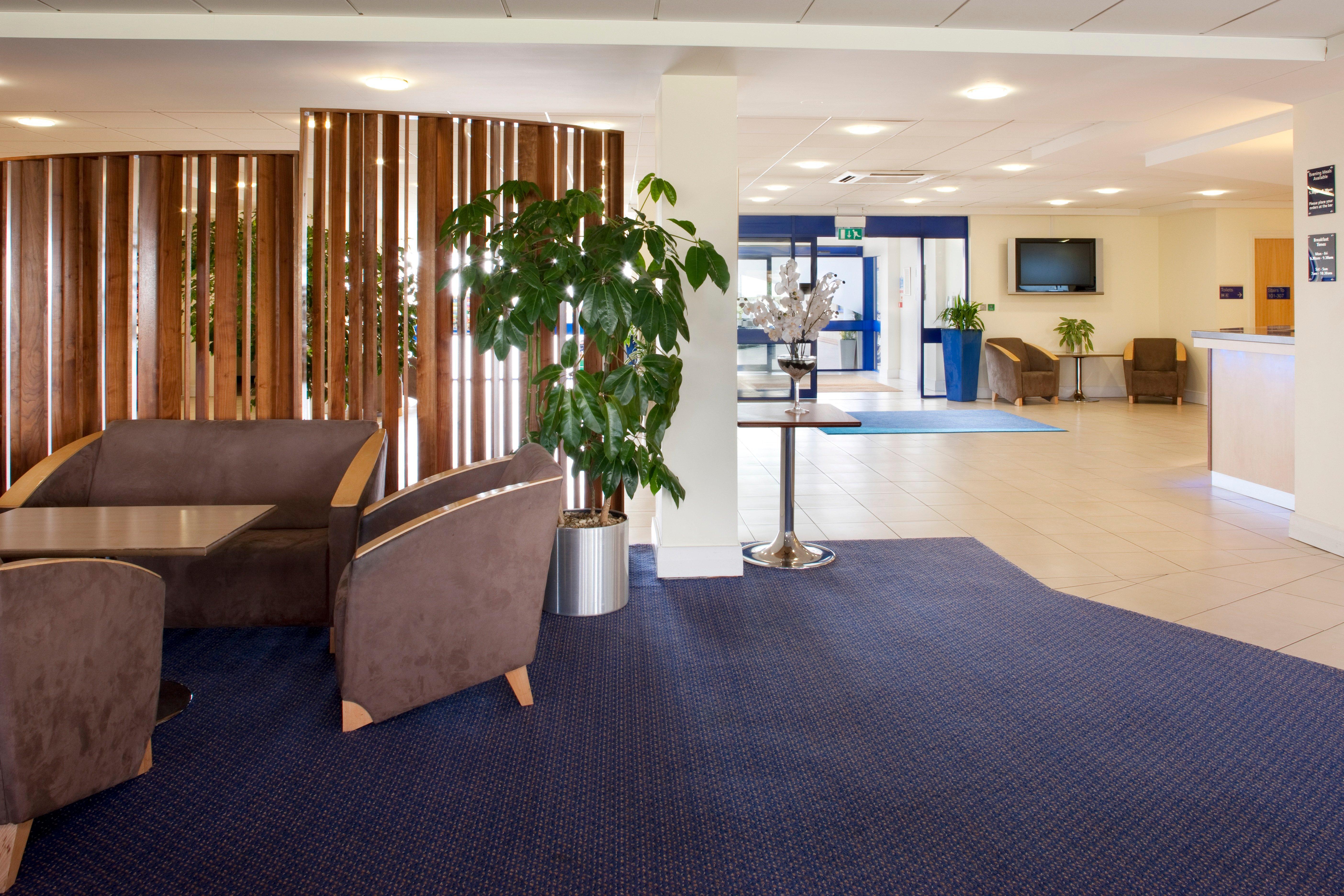 Holiday Inn Express Cardiff Airport, An Ihg Hotel Esterno foto